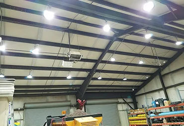 Заводской потолок с высокими светильниками