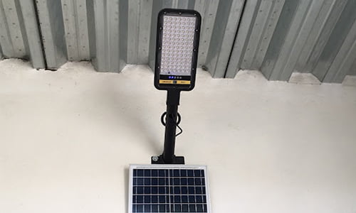 Réverbère à panneau solaire LED