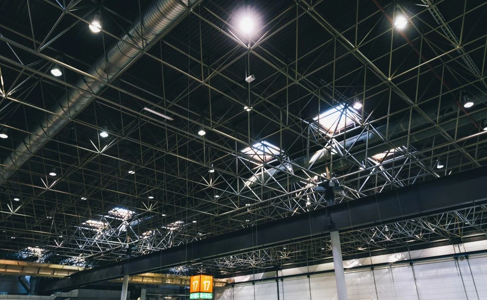 Высокие прожекторы эффективно освещают промышленные помещения