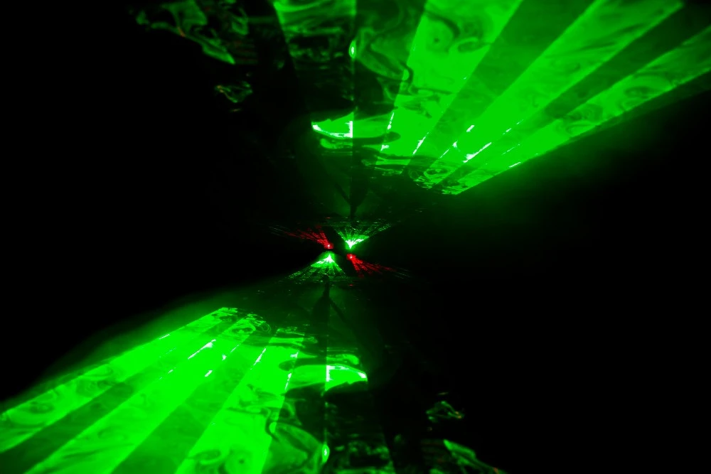 Cahaya Laser Menunjukkan Tenun Cerita Visual di Atas Pentas
