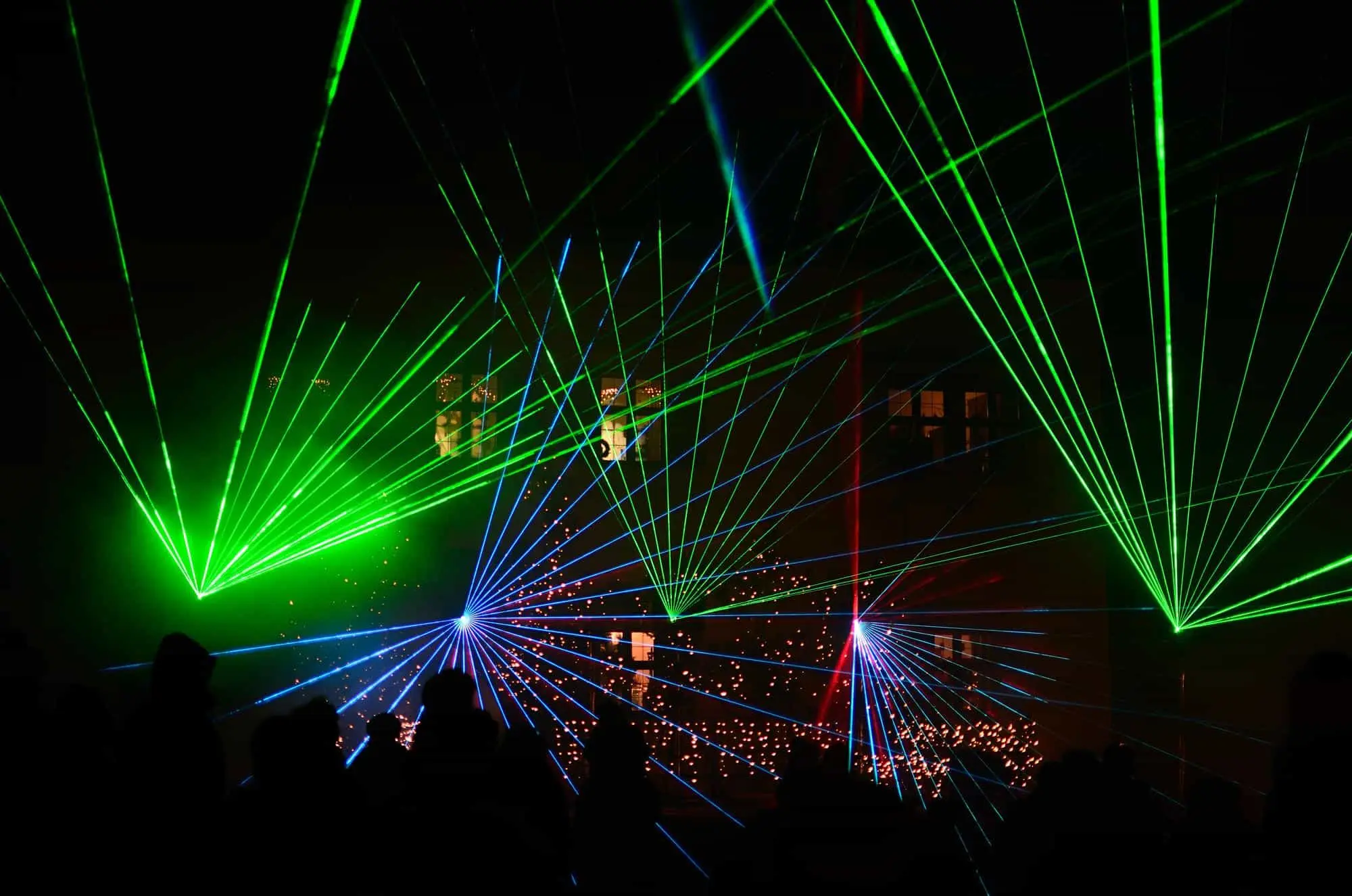 Vantaggi delle luci laser da palcoscenico in teatro o in spettacoli