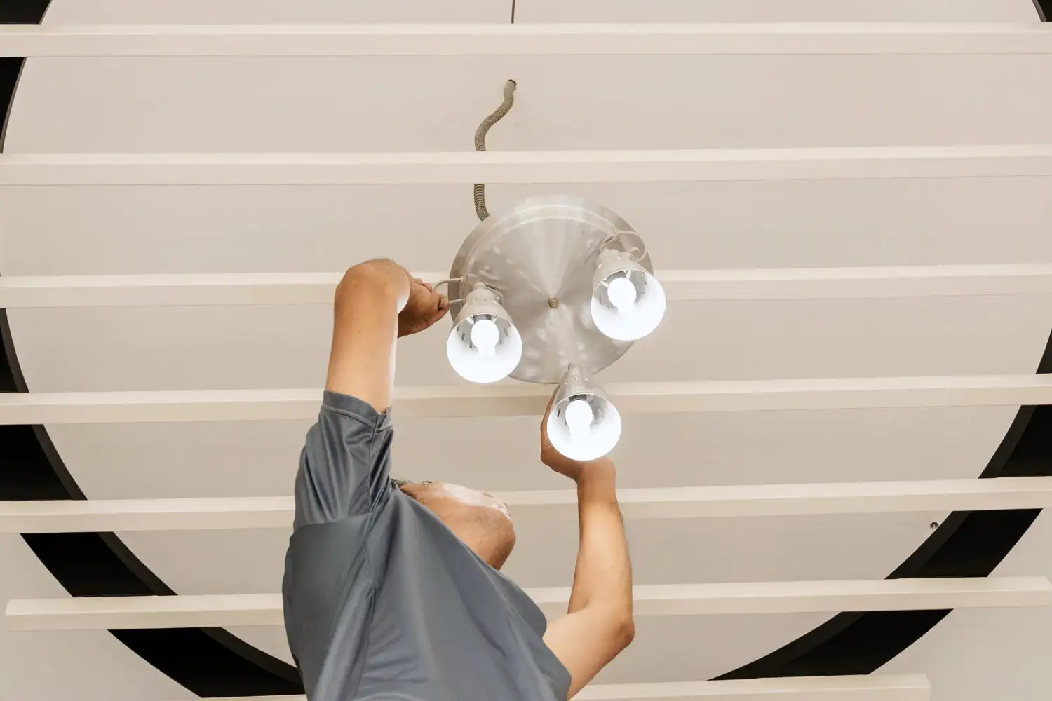 Как расположить потолочные светильники