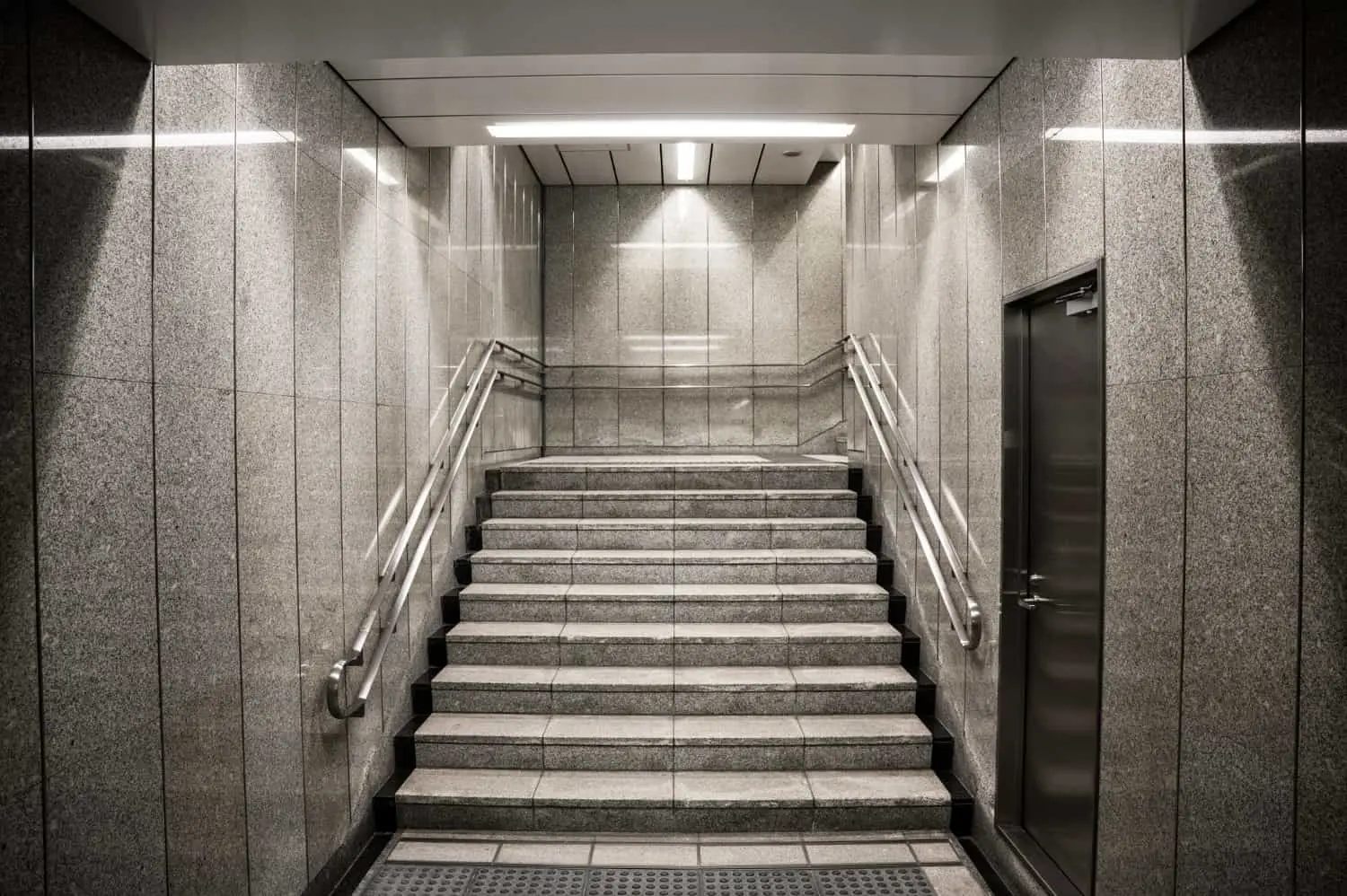 Conception de papeterie mettant en valeur un escalier illustrant un guide pour éclairer efficacement votre escalier