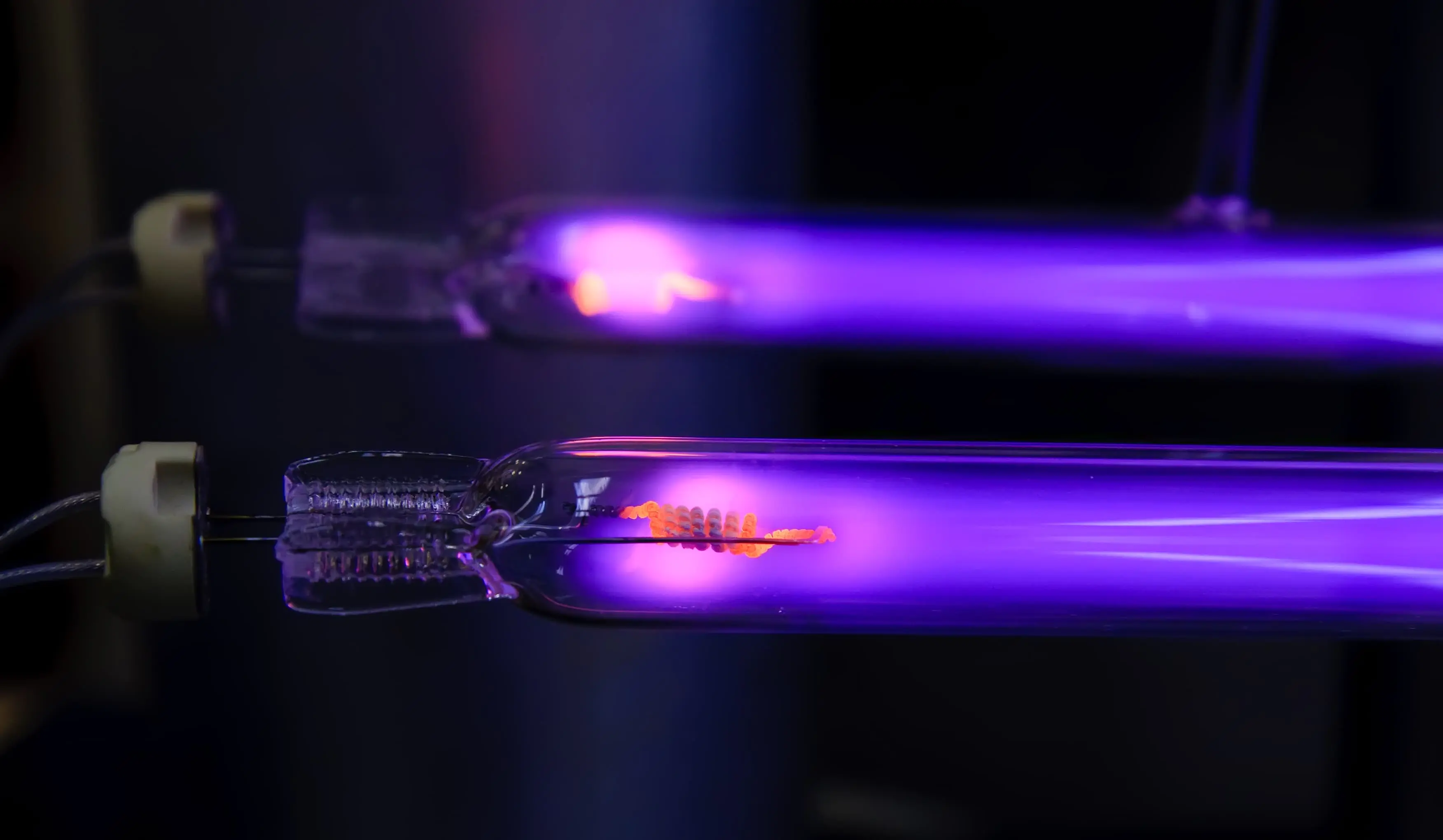Яркие ультрафиолетовые трубки, демонстрирующие различные типы УФ-освещения и их применение.