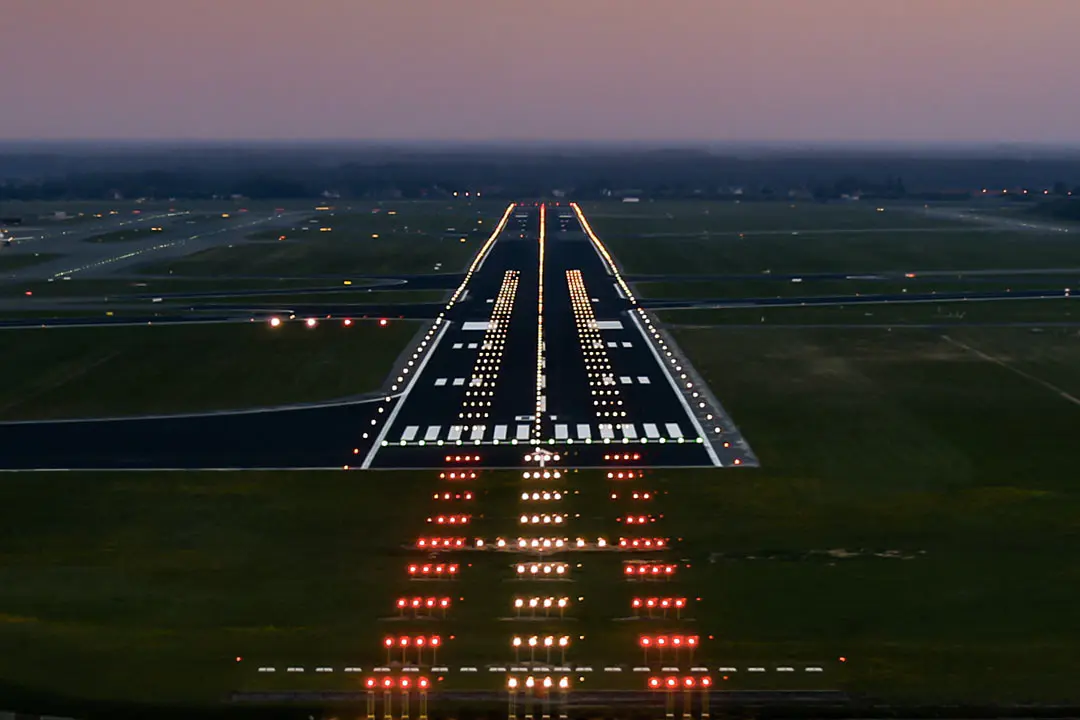Pista dell'aeroporto al tramonto con luce illuminata