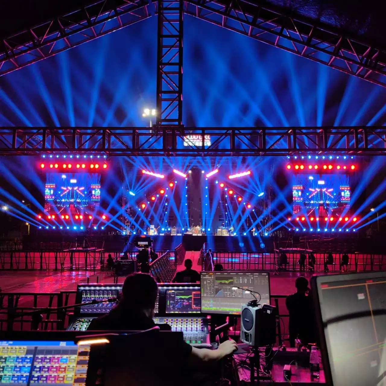 Efficient On Site Execution and Support for Stage Lighting Projects