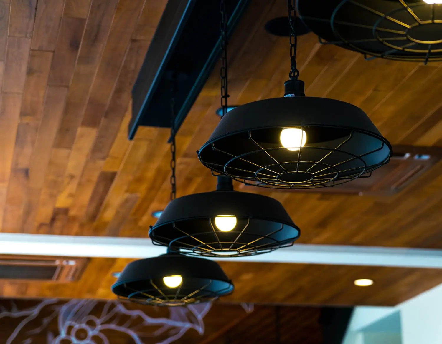 Три современных подвесных светильника, свисающих с потолка.