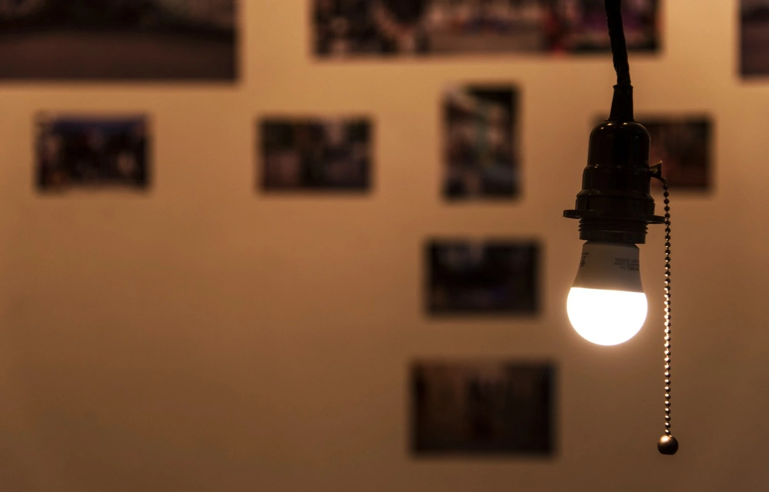 Một bóng đèn treo trên dây chuyền thể hiện công nghệ chiếu sáng PoE trong khung cảnh hiện đại